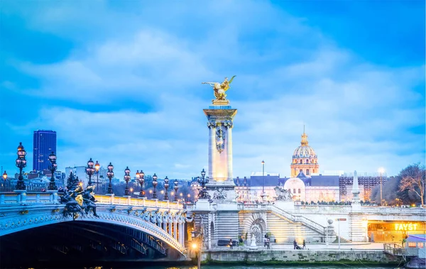 Paris Tarihi Ünlü Alexandre Iii Köprüsü Seine Üzerindeki Mavi Gökyüzü — Stok fotoğraf