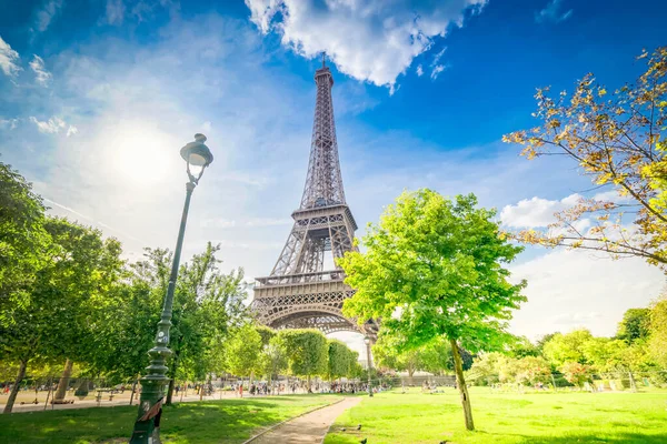 パリエッフェル塔は フランスのパリにある公園の通路です エッフェル塔はパリの最も象徴的なランドマークの1つです — ストック写真