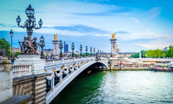 巴黎地标 著名的亚历山大三世桥 Alexandre Iii Bridge 位于法国巴黎蓝色黄昏 — 图库照片