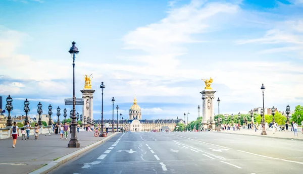 Invalides Sarayı ile famouse Alexandre III Köprüsü üzerinde yol, Paris, Fransa