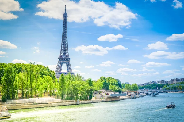 Eiffelova Věž Břeh Řeky Seiny Letním Dni Paříž Francie — Stock fotografie