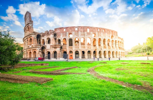 Ruinas Del Antiguo Edificio Del Coliseo Con Césped Roma Italia —  Fotos de Stock