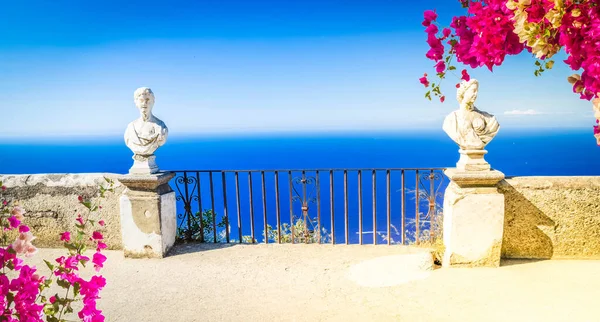 Piękne Szczegóły Wioski Ravello Jasnymi Kwiatami Błękitnym Morzem Wybrzeże Amalfi — Zdjęcie stockowe