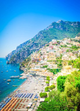 Yazın Positano şehri manzarası - İtalya 'da eski bir İtalyan tatil köyü