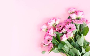 düğün ya da anneler günü geçmişi, pembe arka planda bir buket gül ve herberalar.