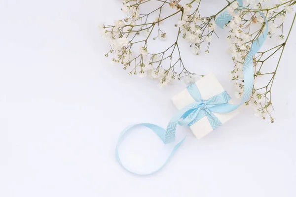 婚礼或母亲节背景 白色背景的礼品盒花束 复制空间 — 图库照片