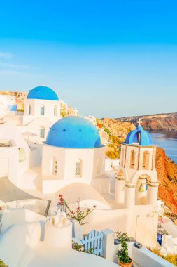 Ünlü mavi kubbeler ve deniz manzaralı volkan kalderası, Oia ve Santorini adasının güzel detayları, Yunanistan