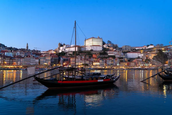 Douro Nehrinin Üzerinde Gün Batımında Eski Porto Kasabasının Renkli Manzarası — Stok fotoğraf