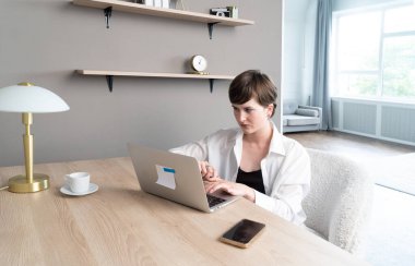 Genç mutlu, gülümseyen Afroamerikan adam modern dizüstü bilgisayar, teknoloji ve yaşam tarzı gençlerin konseptiyle çalışıyor.