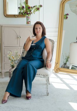 Tasarımcı veya küçük atölye sahibi süit giymeye hazır