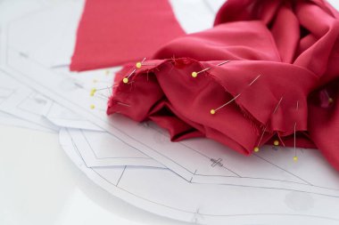 Tamamlanmamış elbise ile arkaplan dikiliyor