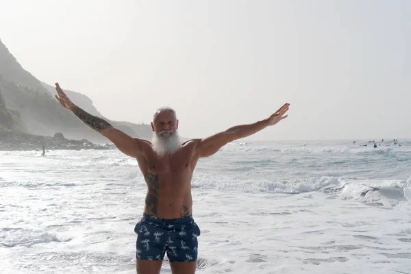 Счастливый Подтянутый Пожилой Человек Веселится Наслаждается Жизнью Купается Море Пожилые — стоковое фото