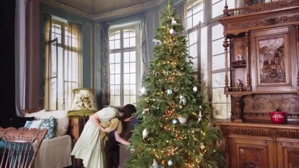 Meisje Versieren Kerstboom — Stockvideo