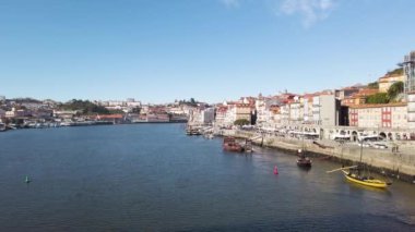Parlak bir günde eski kasaba Porto 'nun renkli manzarası Portekiz' de Douro nehri üzerinde Ponte Dom Luis köprüsü. Oporto, turistik Akdeniz şehri