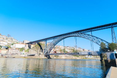 Resimli, eski kasaba Porto 'nun renkli manzarası meşhur köprüsü ile Portekiz, köprü köprüsü Dom Luis ile Douro nehri üzerinde. Oporto, turistik Akdeniz şehri