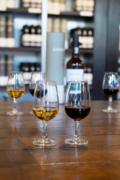Portweintest Gläser Mit Getränkeproben Der Bar — Stockfoto