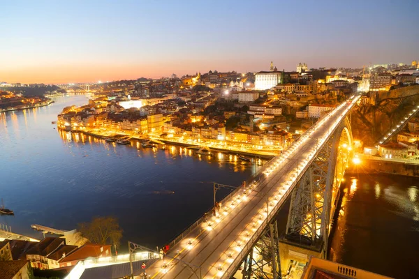 Живописный Красочный Вид Старый Город Порту Знаменитым Мостом Ночью Португалию — стоковое фото