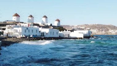 Mykonos adasının ünlü yel değirmenleri Yunanistan 'ın Mykonos adasında deniz burnu üzerindedir.