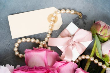 Taze şakayık çiçekleri, yakın görünüm, yaz arkaplanı, boş kartta kopyalama alanı