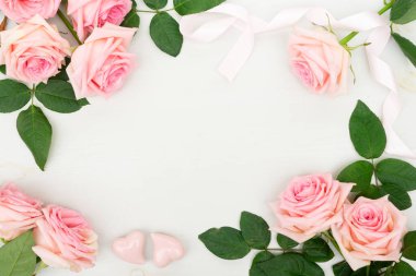 Taze çiçekli çerçeve kopya alanı, düz yatıyordu sahne ile yukarıdaki tabloda Sevgililer günü için gül