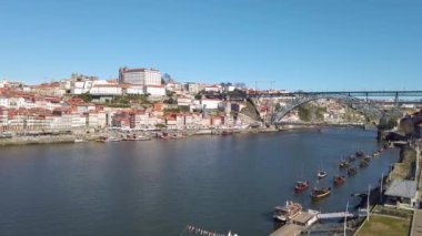 Parlak bir günde eski kasaba Porto 'nun renkli manzarası Portekiz' de Douro nehri üzerinde Ponte Dom Luis köprüsü. Oporto, turistik Akdeniz şehri