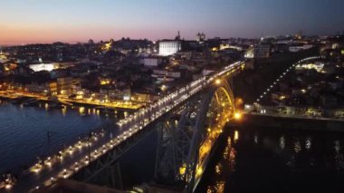 Eski kasaba Porto 'nun renkli manzarası, Portekiz' de Douro nehrinin üzerindeki Ponte Dom Luis köprüsü. Oporto, turistik Akdeniz şehri