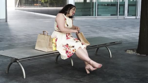 Retrato Mujer Más Tamaño Con Sentado Banco Aire Libre Una — Vídeos de Stock