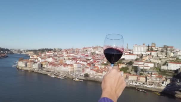 Ruka Ženy Sklenkou Rubínového Portského Vína Historickém Městě Porto Zázemí — Stock video