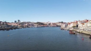 Parlak bir günde eski kasaba Porto 'nun renkli manzarası Portekiz' de Douro nehri üzerinde Ponte Dom Luis köprüsü. Oporto, turistik Akdeniz şehri