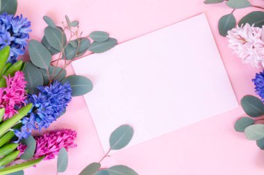 düğün ya da anneler günü arka planı, bir buket Hyacinth çiçeği sade pembe arka plan, üst manzara