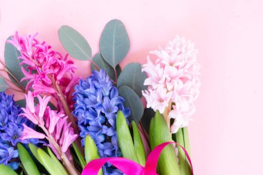 Düğün ya da anneler günü arka planı, sade pembe arkaplan üzerine bir buket sümbül çiçek.