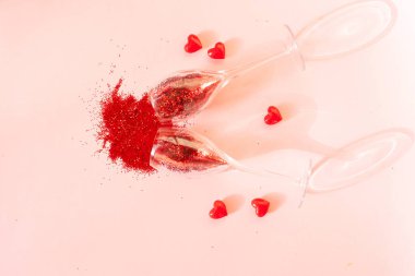 Sevgililer Günü şampanyayı iki kadehte kutluyor.