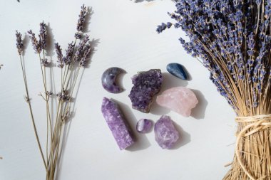 Gemstone mineralleri, lavanta çiçekli taşlar ve dikilitaşları. Büyücülük, bitkisel tıp ve şifa, Reiki Kristal Ayini için sihirli şifa taşı, cadılık, ruhani esrarengiz uygulamalar.