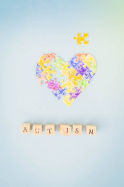 Uluslararası otizm farkındalık günü - yapbozdan yapılmış kalp