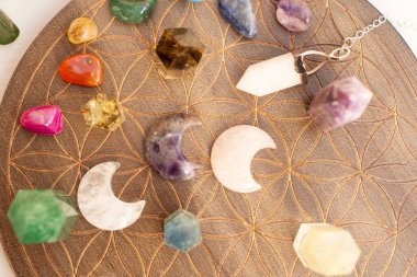 Gemstone 'un mineralleri çiçek şeması üzerinde. Sihirli iyileştirme taşı ve ay taşı Reiki Kristal Ayini, cadılık, ruhsal esrarengiz uygulama
