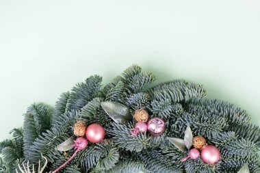 Beyaz arkaplanda noel çelengi süslemeleri izole
