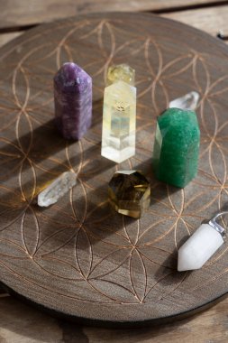 Gemstone mineralleri hayat çiçeğinin üzerinde, parlak bir şekilde. Reiki Kristal Ayini için Sihirli Şifa Kayası, Büyücülük, Ruhsal Ezoterik Uygulama