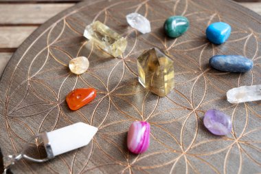 Gemstone 'un mineralleri çiçek şeması üzerinde. Reiki Kristal Ayini için Sihirli Şifa Kayası, Büyücülük, Ruhsal Ezoterik Uygulama