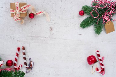 Noel düz tarz sahne - çerçeve herdem yeşil çam ağacı, süslemeleri ve mevcut kutusu lay