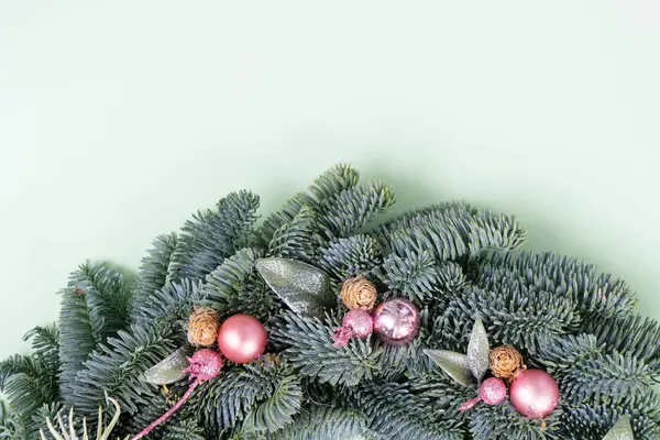 Guirnalda Flores Navidad Decoraciones Aisladas Sobre Fondo Blanco — Foto de Stock