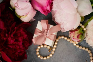 Beyaz hediye kutusuyla taze şakayık çiçekleri