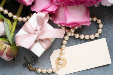 Taze şakayık çiçekleri, yakın görünüm, yaz arkaplanı, boş kartta kopyalama alanı