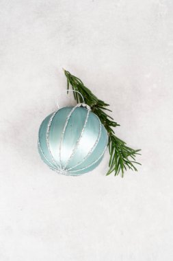 Gri zemin üzerinde Noel gümüşü ve deniz mavisi süsleme topu