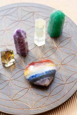 Gemstone mineralleri, obeliskler, yaşam çizelgesi üzerinde kürek çekerler. Reiki Kristal Ayini için Sihirli Şifa Kayası, Büyücülük, Ruhsal Ezoterik Uygulama