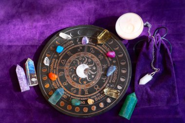 Gemstone 'lar burç işaretçileri için, mineraller de hayat çiçekleri için. Reiki Kristal Ayini için Sihirli Şifa Kayası, Büyücülük, Ruhsal Ezoterik Uygulama