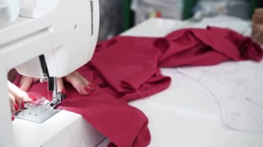 Dikiş makinesinin tasarımcısı veya küçük atölyesi
