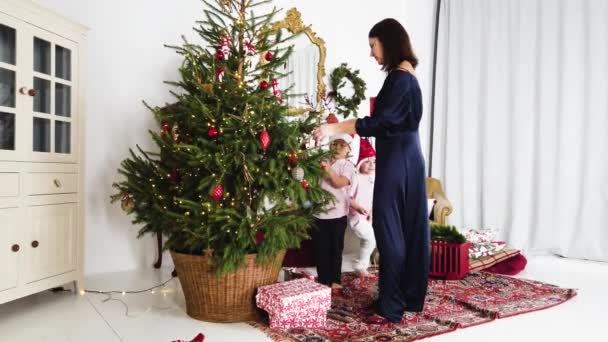 Mãe Filho Decorando Árvore Natal Vintage — Vídeo de Stock