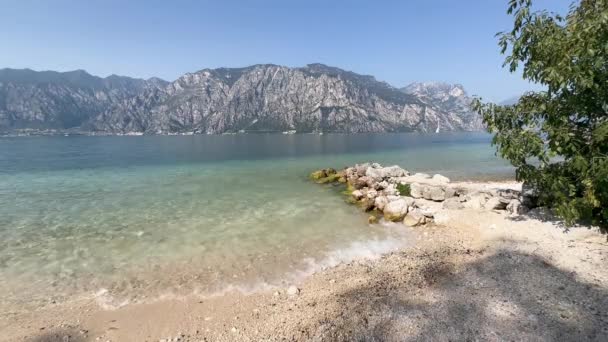 拉拉加尔达在夏天 晶莹清澈的水和美丽的自然 — 图库视频影像