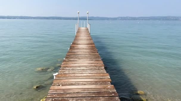 意大利夏季的拉拉加尔达 在水晶清澈的水面上的码头 — 图库视频影像