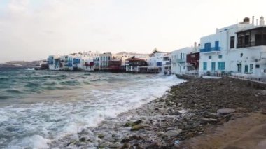 Yunanistan 'ın Mykonos adasında yaz aylarında deniz ve deniz kenarındaki kafe masası